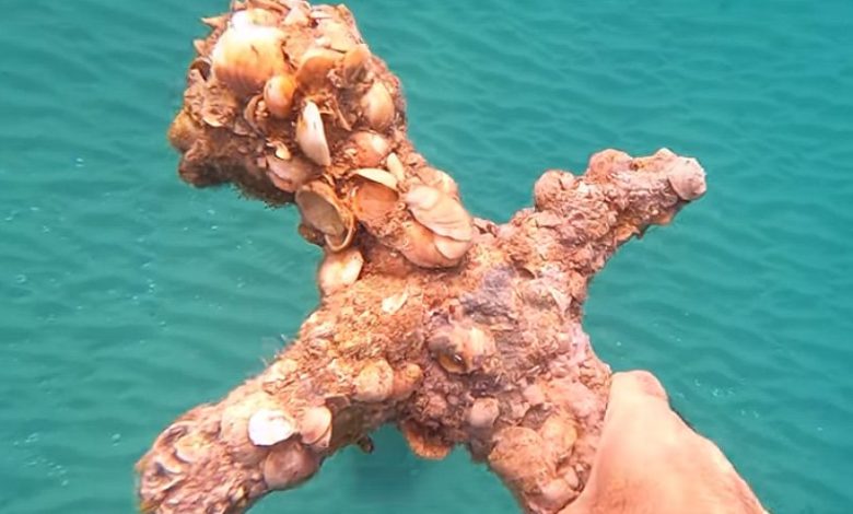 Photo of Дайвер-любитель нашел в Средиземном море меч крестоносца